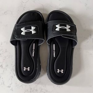 Boys Under Armour Slides black size 2 memory foam